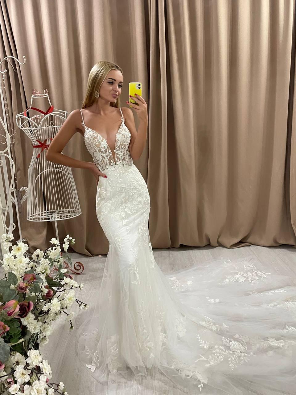 Abito da sposa a sirena con scollo a V profondo in pizzo con applicazioni sexy, senza maniche, perline, perle, senza spalline, senza spalline, tromba, abiti da sposa con velo insieme