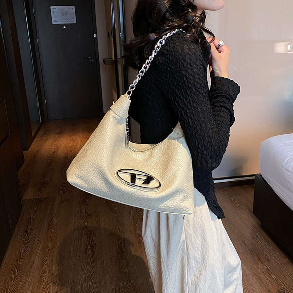 Pas cher en gros liquidation limitée 50% de réduction sac à main grand modèle chaîne populaire sac à bandoulière unique pour les femmes nouvelle tendance simple et à la mode sous les bras