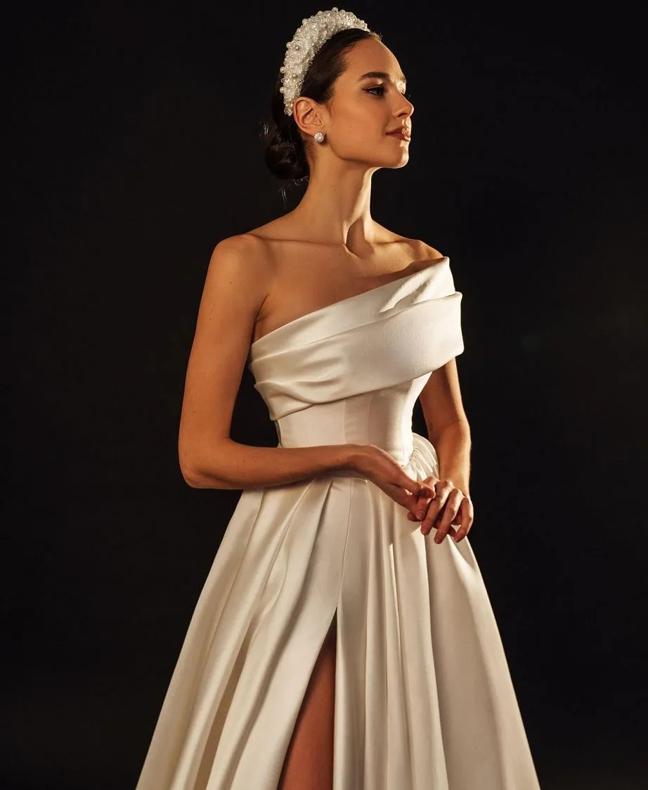 One Shoulder Ivory Satin A Line Wedding Dresses Sexy Thigh Split Simple Boho Bridal Gowns Long Court Train Elegant Bride Robes de Mariee YD