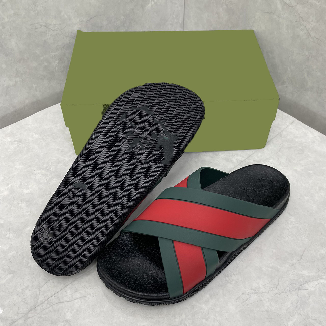 Designer Sandaler Summer Beach Flat Bottomed Rubber Luxury Sliders Pool Anti Slip Slippers Mens Women Fashion Shoe With Box