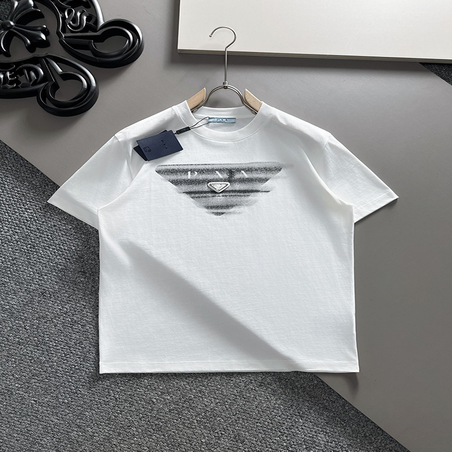 Tshirt firmata T-shirt da uomo e da donna 2024 Camicia estiva Versatile lettera triangolo icona di tendenza