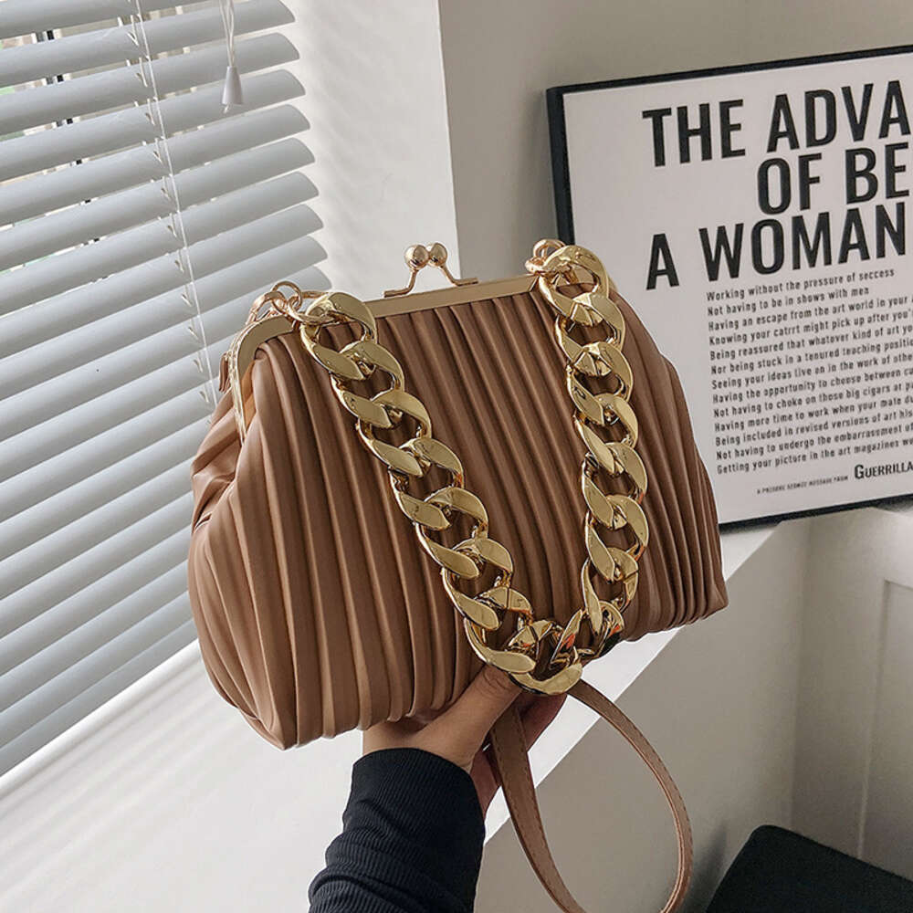 Le concepteur de marque d'usine vend 50% de réduction sur les sacs à main pour femmes en ligne, nouvelle chaîne à la mode, style de sac à main, fermoir, sac à coque, texture, épaule froissée