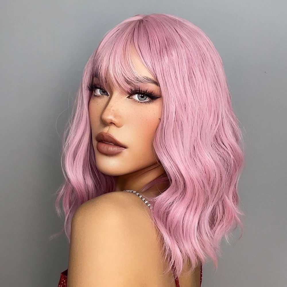 Parrucche sintetiche Parrucche sintetiche capelli corti ondulati rosa chiaro con frangia Parrucca cosplay naturale alla spalla donna Fibra afro resistente al calore 240328 240327