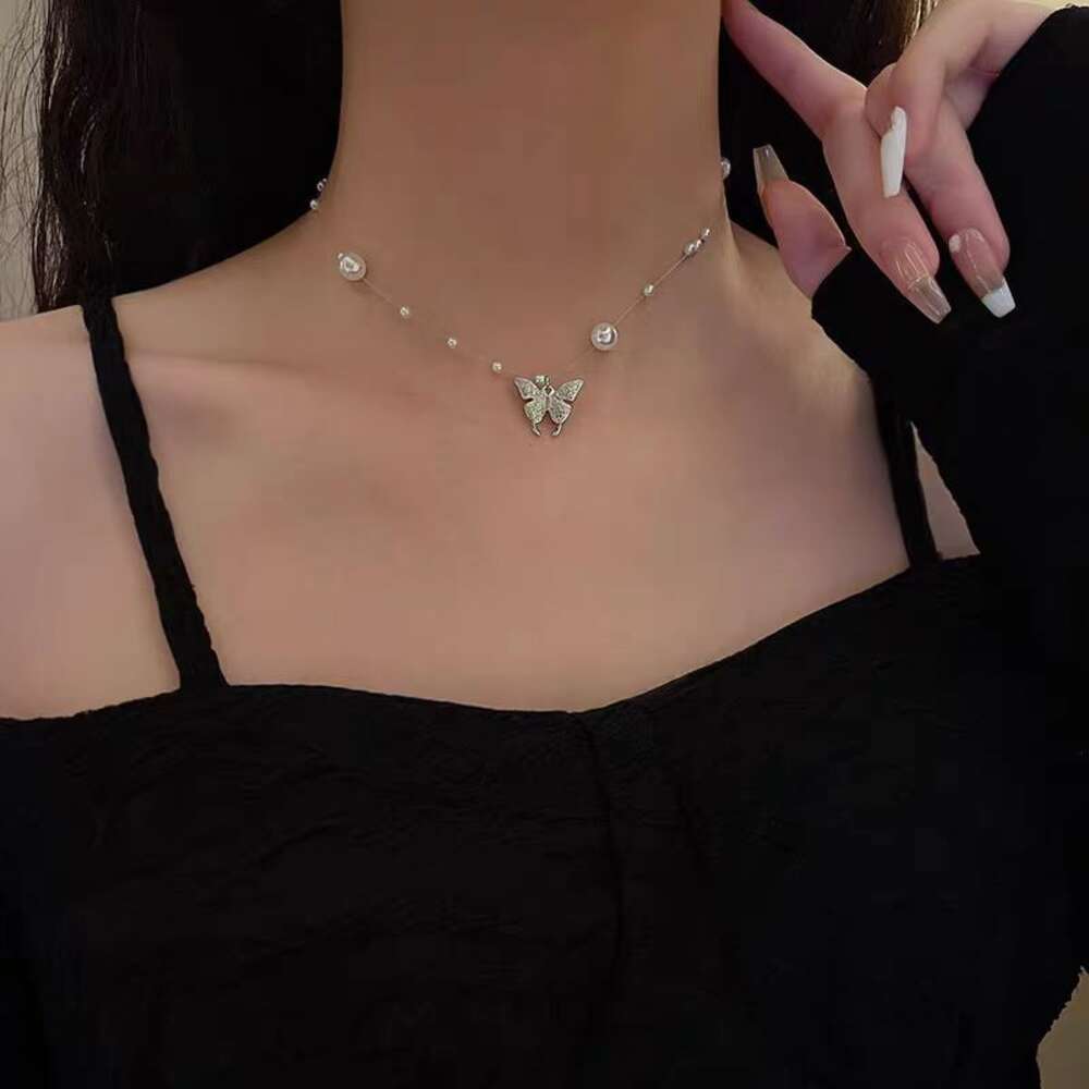 Collier de perles papillon pour femmes, petit pendentif léger de célébrité d'internet