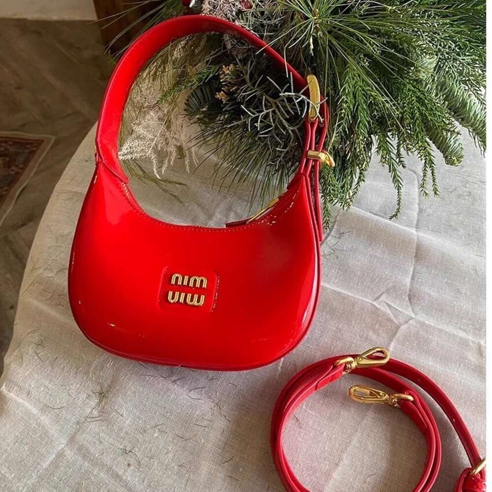 Borsa a mano scontata del 50% con sconto limitato all'ingrosso a buon mercato Nuova borsa ascellare Crcent in pelle laccata versatile con mini tracolla portatile rossa di lusso donna