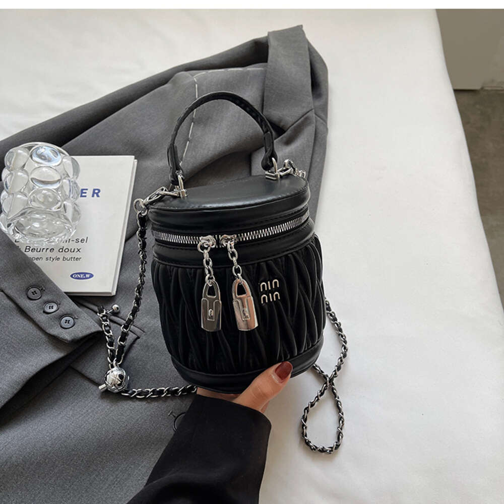 Gränsöverskridande grossistmodemärke handväskor denna populära broderi tråd deign väska nya kvinnors mångsidiga kedja crossbody portable hink