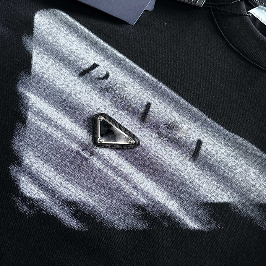 Tshirt firmata T-shirt da uomo e da donna 2024 Camicia estiva Versatile lettera triangolo icona di tendenza