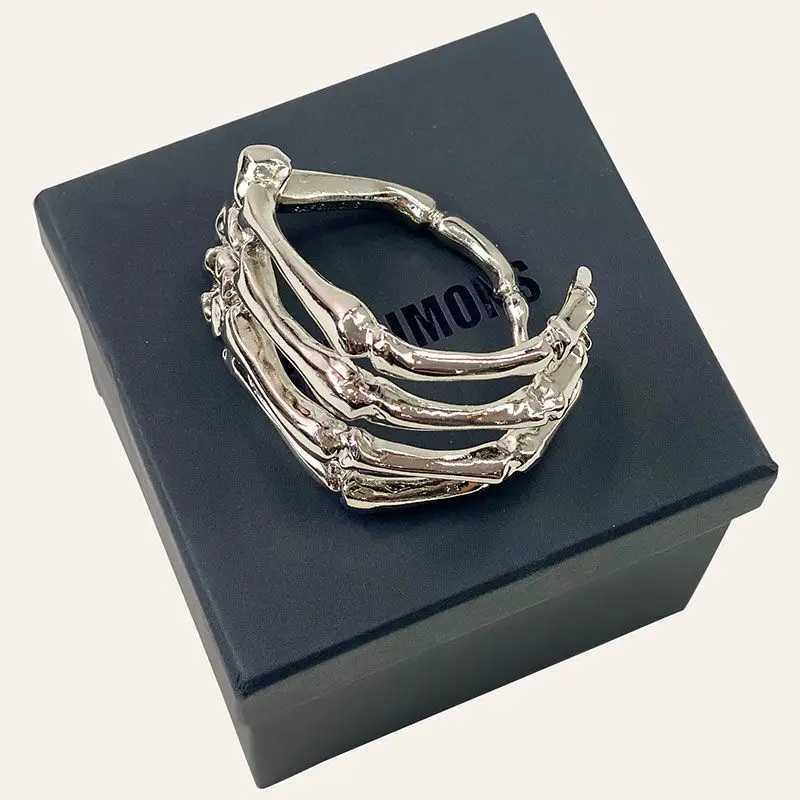 Bangle fashionabla skelettarmband med spökklor i ny stil rebelliska armband gotiska armband utan ruta 240319