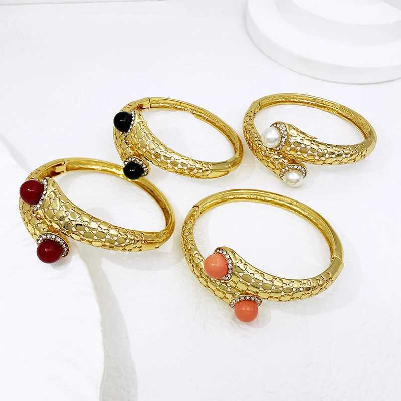Set di gioielli di lusso da donna con bracciale rigido Design perla imitazione collana orecchino braccialetto anello di gioielli Dubai Party Set 240319