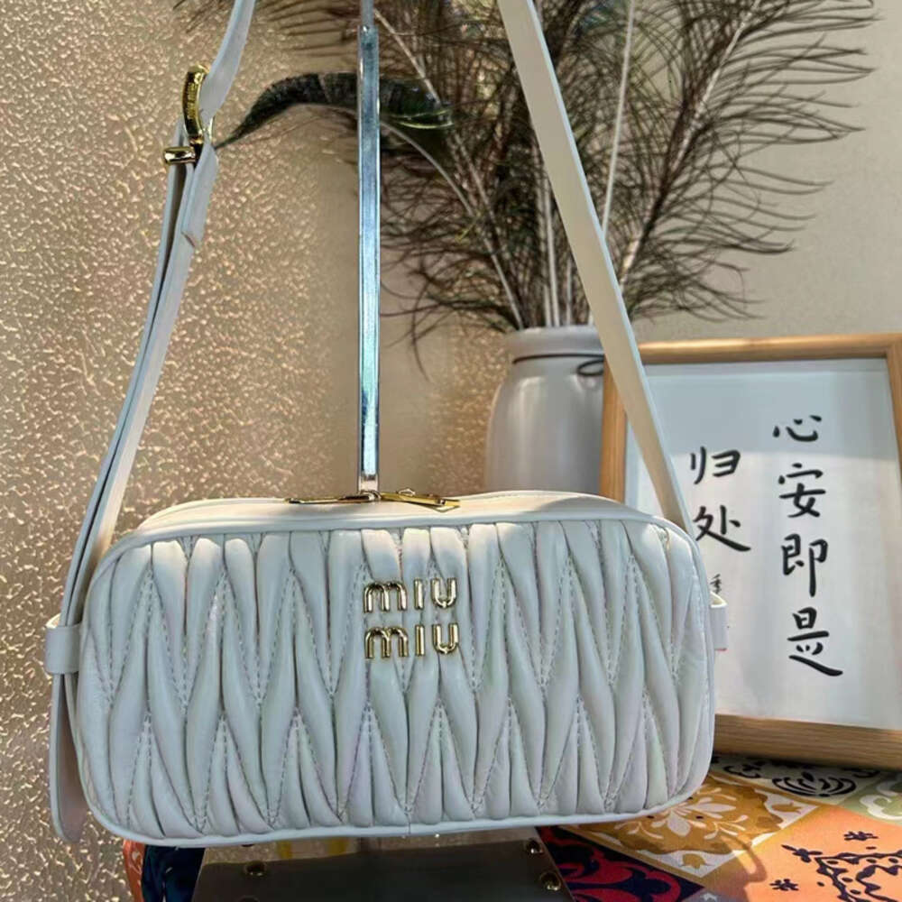 Grensoverschrijdende groothandel modemerk handtassen winter nieuwe Mujia dezelfde vouwmethode tas damesmodetrend brede schouderband enkele crossbody