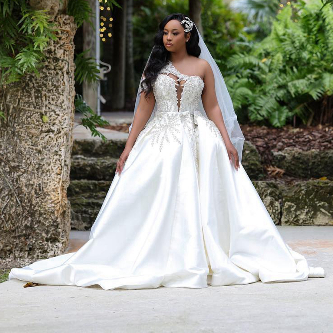 2024 Abito da sposa africano la sposa Plus Size con strascico staccabile Abiti da sposa monospalla Abiti da sposa con strass spaccati sul lato alto la Nigeria Donne nere D179