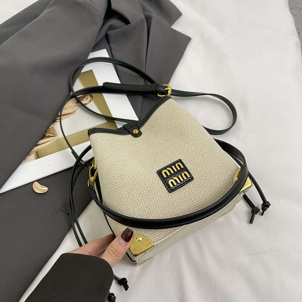 Bolsas de marca de moda por atacado transfronteiriças Nova bolsa balde crossbody emendada elegante Mori Moe ombro pequeno e simples para mulheres Dign