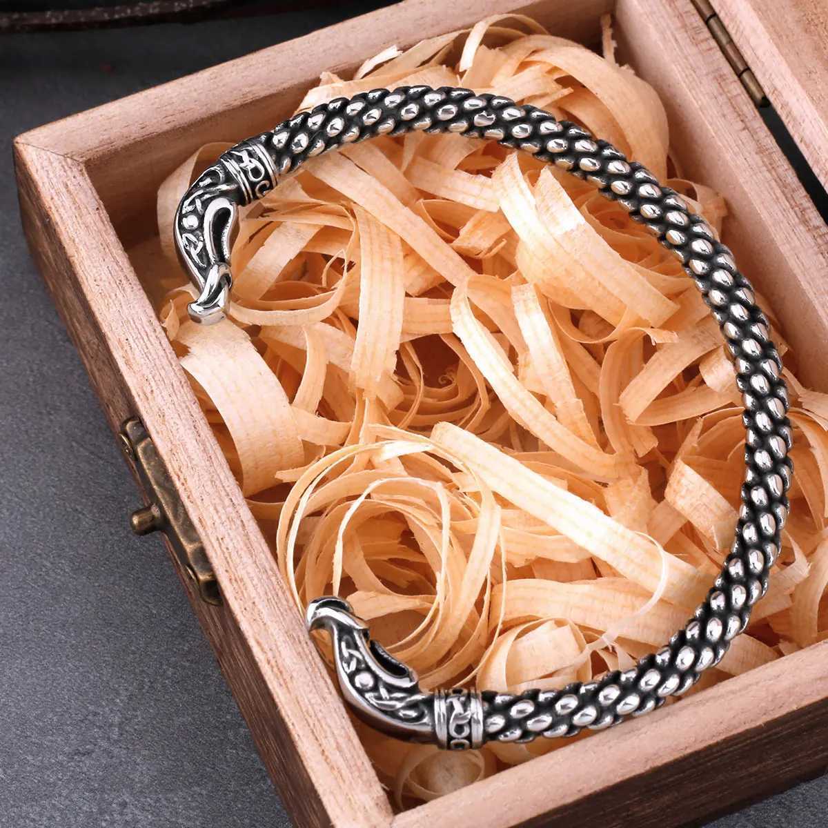 Bangle Viking Mens Justerbara armband Nordiska smycken i rostfritt stål med trä en bit lådor dropshipping 240319