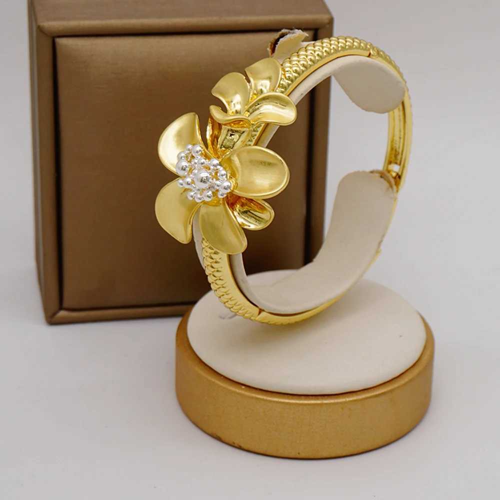 Bracciale rigido brasiliano gioielli con fiori color oro dubai set di gioielli da donna collana stile italiano bracciale orecchini gioielli stile italiano 240319