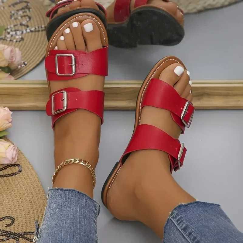 Terlik 2024 Yaz Yeni Gündelik Buckle Kadınlar Günlük Sandals Lüks Tasarımcı Konfor Düzleri Plaj Flip Flops Chinelos Feminos H240325