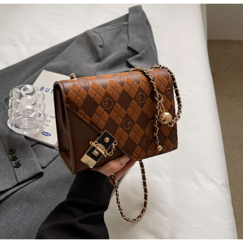 Fabriksvarumärkesdesigner säljer 50% rabatt kvinnors handväskor online hög kvalitet och kedjeväska Nytt rutigt axelkorg