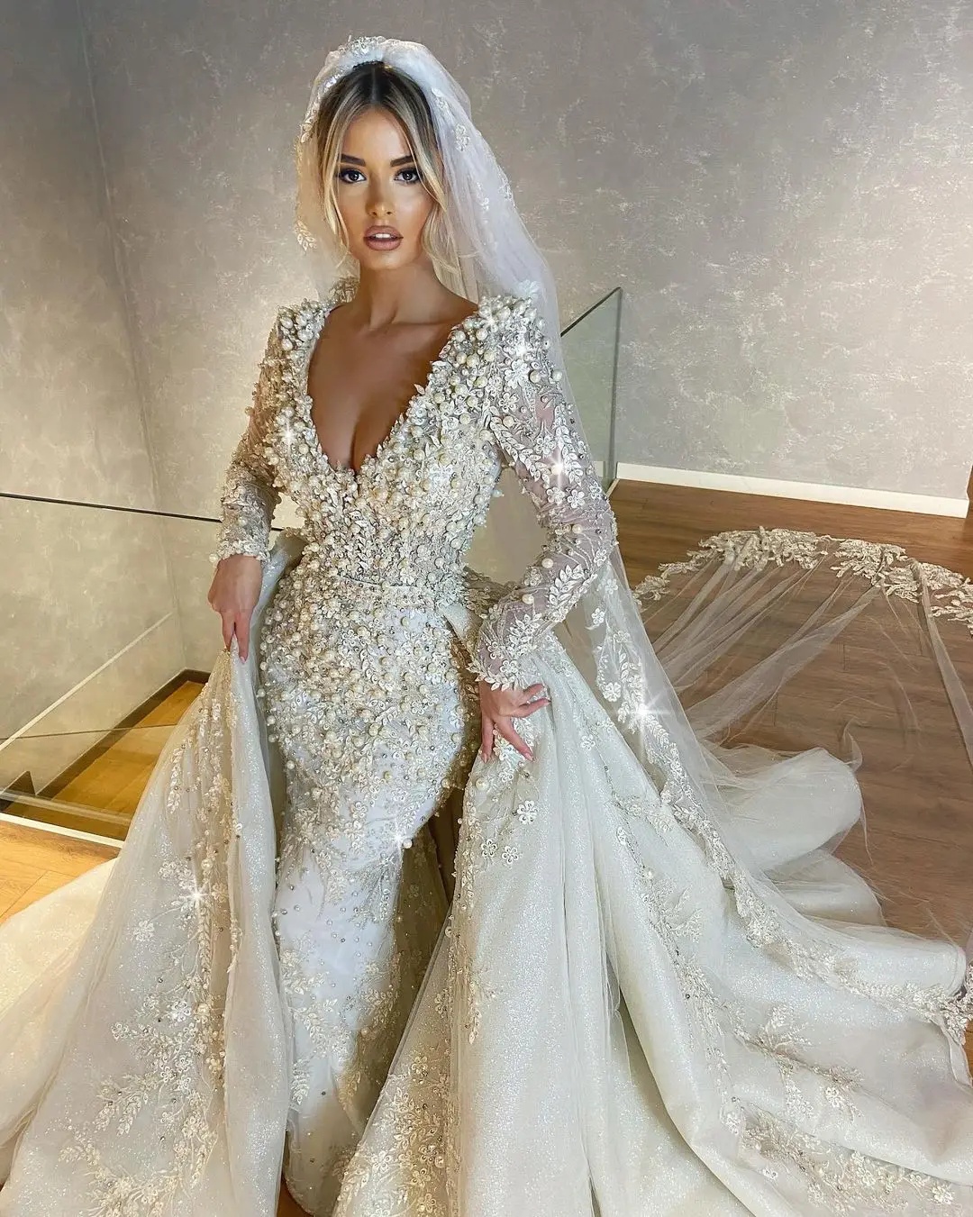 Robe de mariée exquise avec des Appliques de perles, sur mesure, col en V, manches longues avec traîne détachable