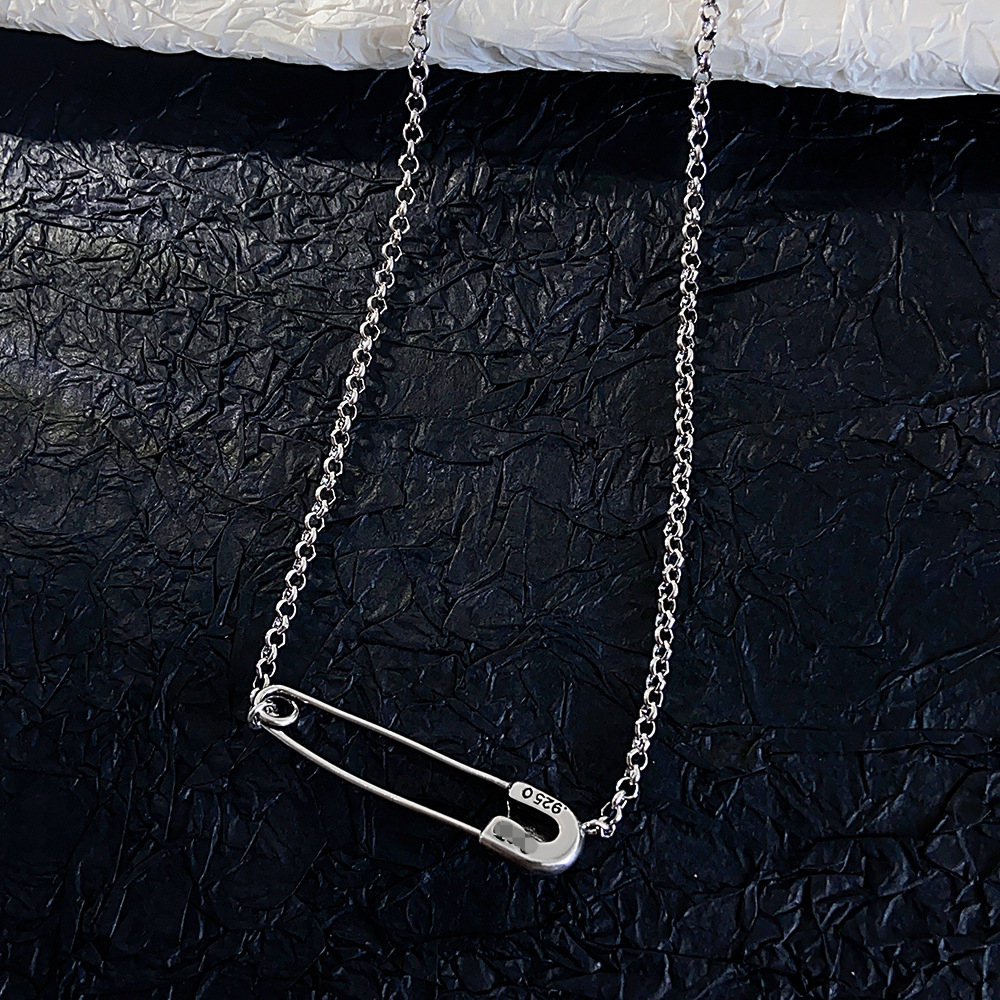 Unisex Designer Pendant Necklace Pin Cross Necklace Silver Light Luxury Paper Clip Clavicle Chain