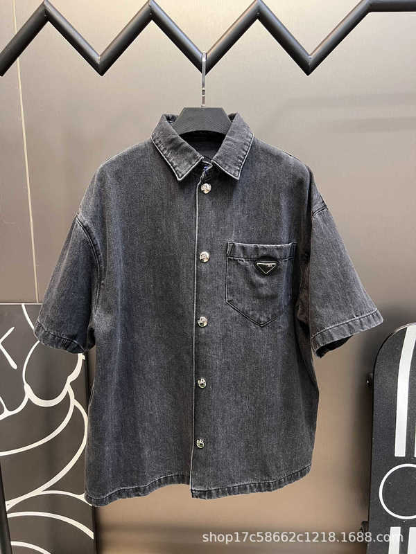 Camisas casuais masculinas designer de alta versão primavera / verão novo emblema triangular, mesmo estilo para homens e mulheres, P Family Washed Denim camisa de manga curta casal APO2