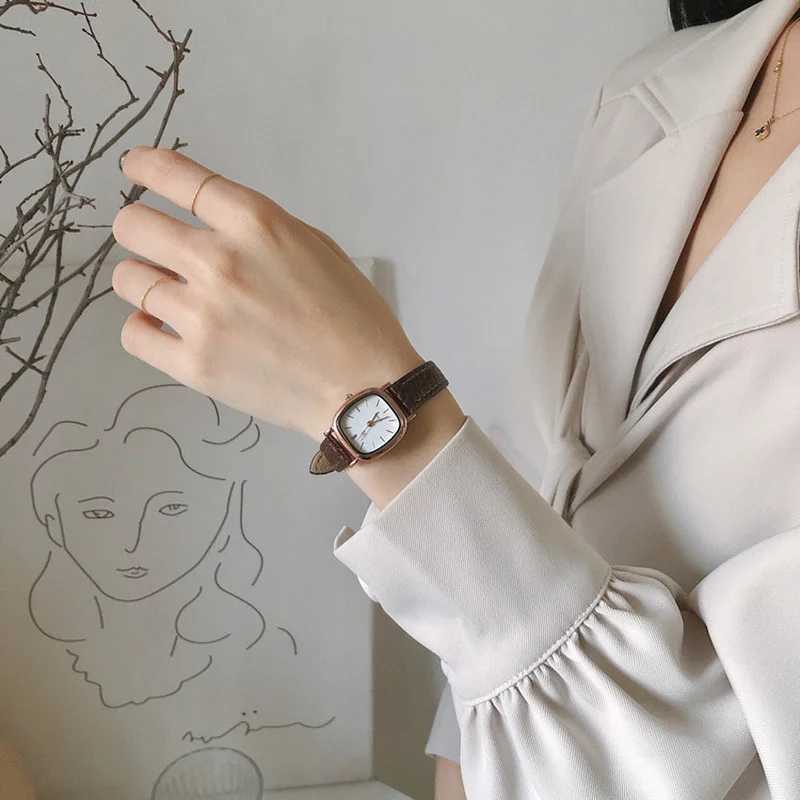 Horloges Dames eenvoudige vintage horloges voor dames Wijzerplaat polshorloge Lederen band polshorloge Hoge kwaliteit Dames Casual armbandhorloges 240319
