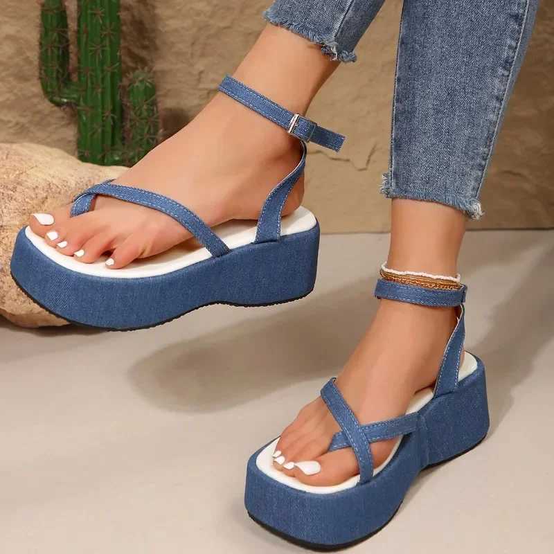 Sandaler Womens New Summer Style Retro Denim Tjocksoled Brand Designer Casual Gladiator Open-Toe Wedge High Heels For Womenao00 H240321
