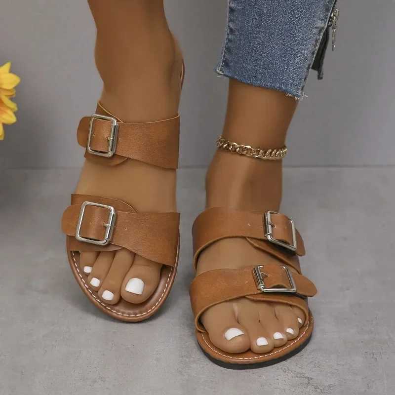 Terlik 2024 Yaz Yeni Gündelik Buckle Kadınlar Günlük Sandals Lüks Tasarımcı Konfor Düzleri Plaj Flip Flops Chinelos Feminos H240325