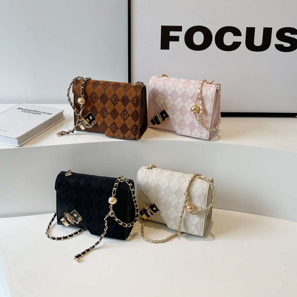 Fabriksvarumärkesdesigner säljer 50% rabatt kvinnors handväskor online hög kvalitet och kedjeväska Nytt rutigt axelkorg