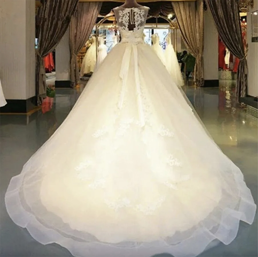 Beautiful A-Line Sleeveless Tulle Wedding Dresses Illusion Neckline Appliques Elegnat Bridal Gowns Custom Made Court Train Gown