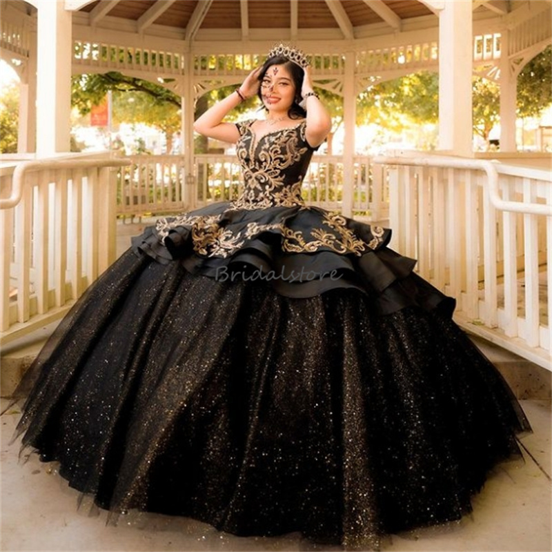 Luxo Black Mexican Quinceanera Dresses Charro 2024 Sparkly Golden Appliques 16 개의 스팽글 멍청이 de xv 15 anos para race up feestjurken 달콤한 16 드레스 생일