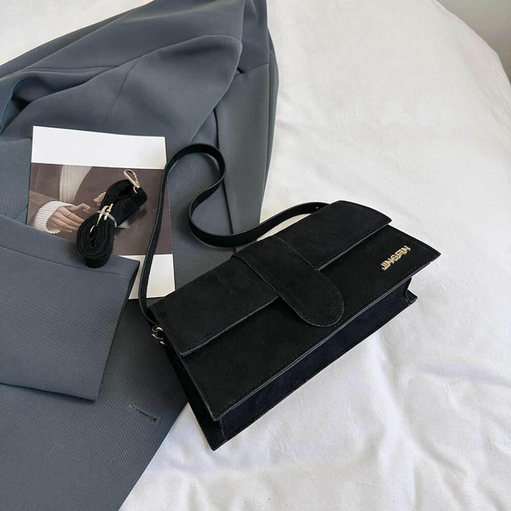 Магазин Дешевая модная замшевая сумка подмышками, маленькая квадратная сумка, популярный новый стиль, корейская женская сумка на плечо 2024