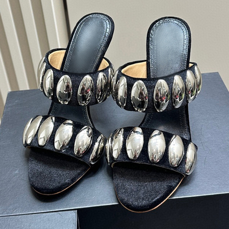 Fashion Advanced Female Slifors Summer 2024 New One Sning Upper Design Sandali con tacco alto di punta Sandali in metallo unica decorazione rotonda appare sottile show femminile pompe da donna