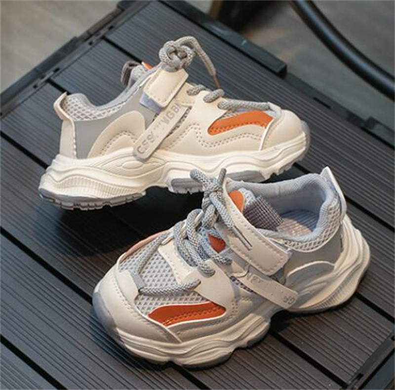 Barns andningsbara sneakers skor 2024 våren nya pojkar och flickor mesh mikrofiber läder löpskor barn fashionabla casual skor
