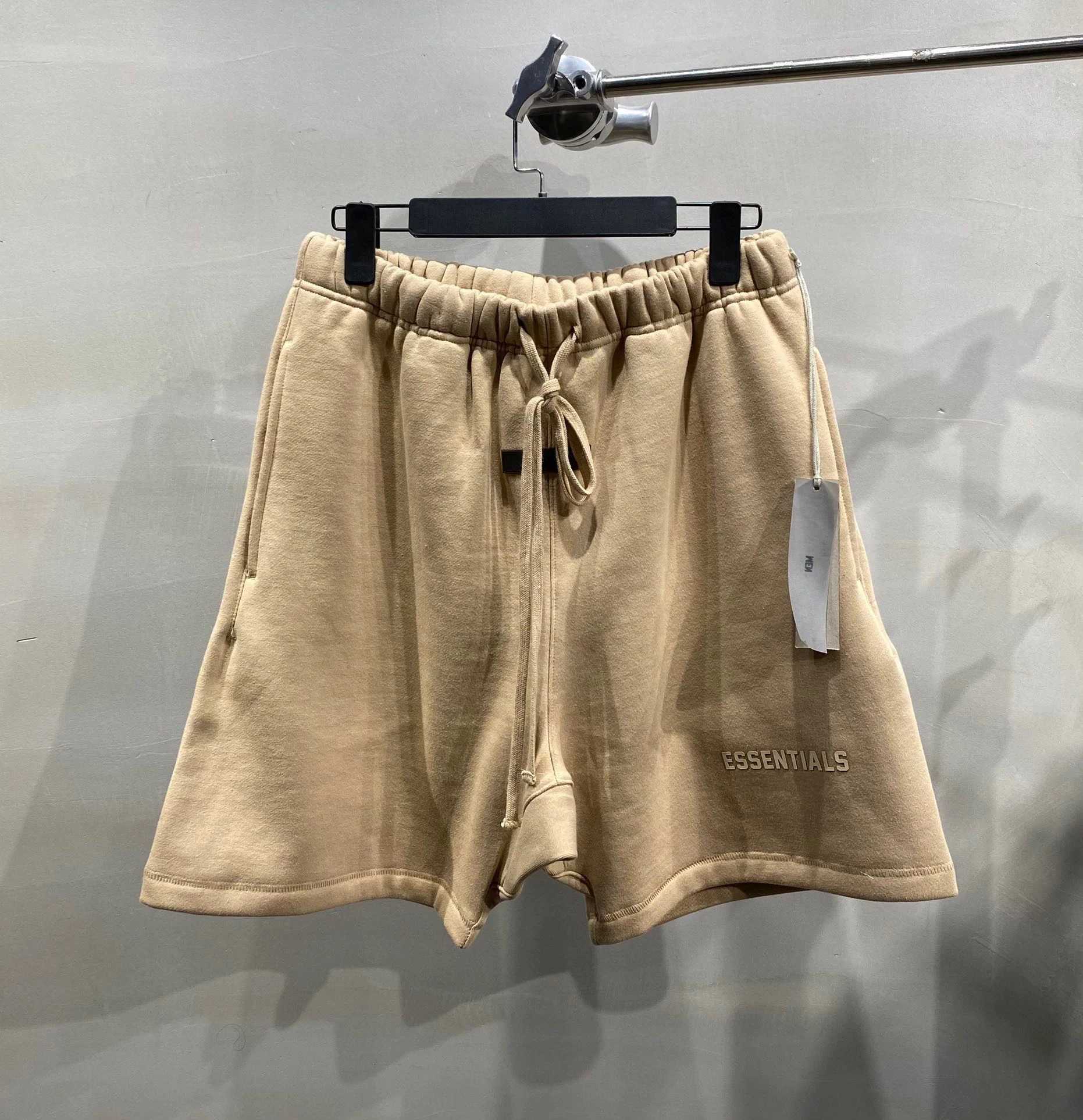 Shorts pour hommes Un nouveau short en caoutchouc coloré incontournable pour l'été 2023, vêtements d'extérieur de haute qualité, shorts brossés, vêtements de rue à la mode pour hommes 24323