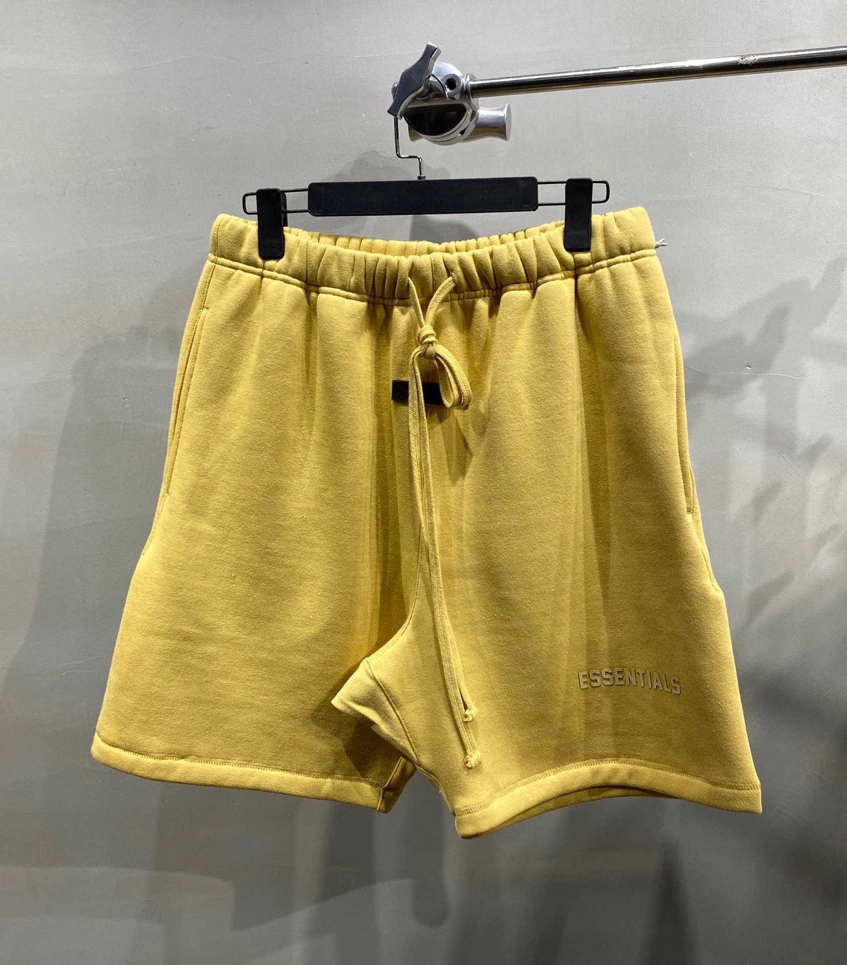 Shorts pour hommes Un nouveau short en caoutchouc coloré incontournable pour l'été 2023, vêtements d'extérieur de haute qualité, shorts brossés, vêtements de rue à la mode pour hommes 24323