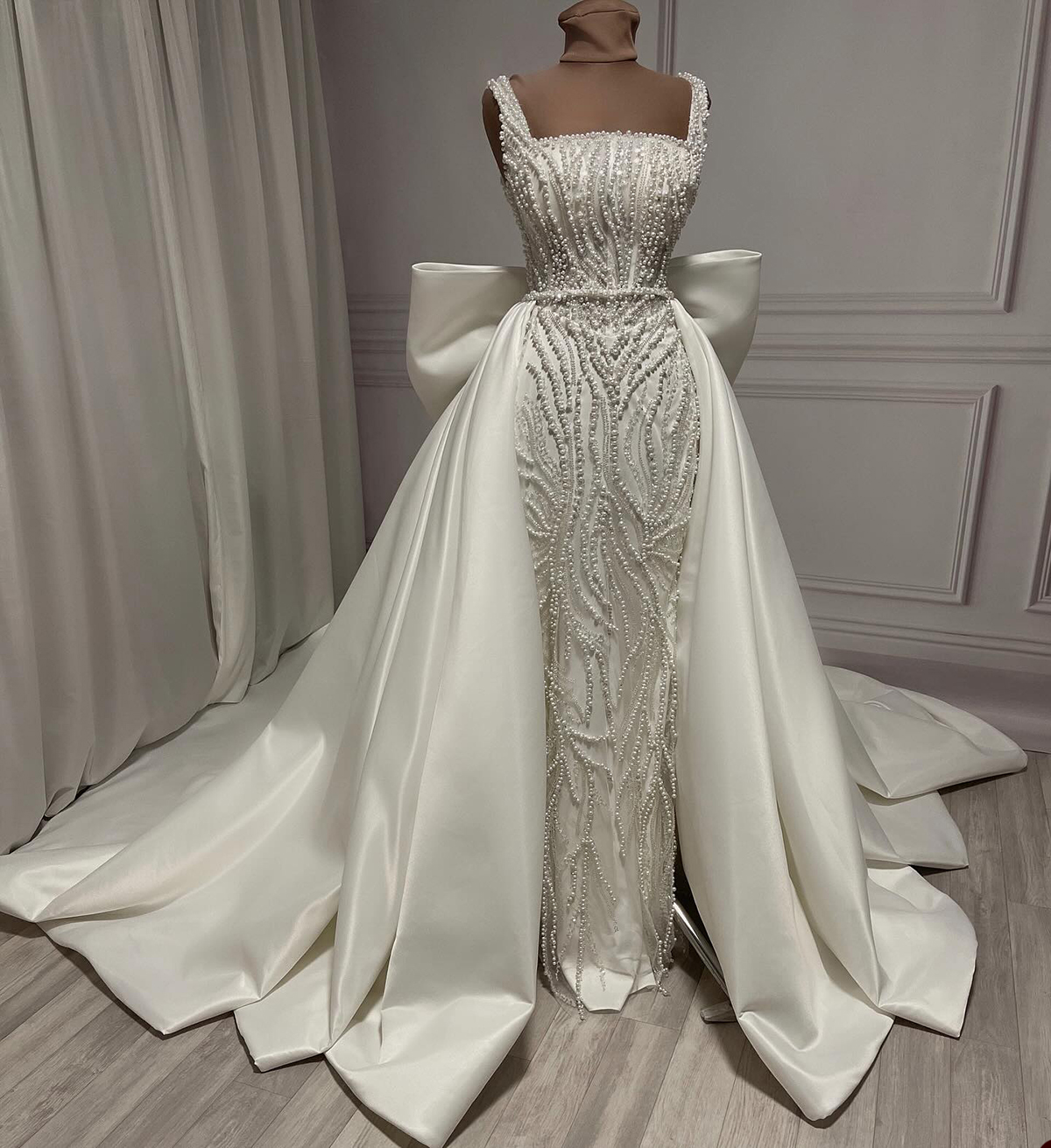 Elegant kvinnor bröllopsklänning fyrkantig hals ärmlösa brudklänningar pärlor båge avtagbar tågklänning skräddarsydd vestidos de novia