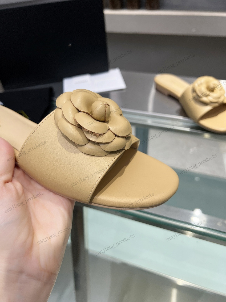 Paris Designer Slipper Luxury Women Sandaler Famous Brand Slide Slippers Flat Bottom Flip Flop Camellia Raffia STACH DIAMOND C Läsande Bow Tie Sneakers Sandale