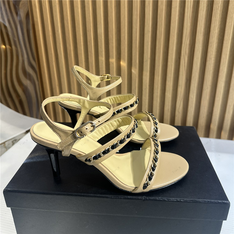 2024 Décolleté da donna di alta qualità Sandali con tacco alto catena di metallo di marca famosa Vera pelle Designer di lusso Moda slingback Gattino tacco da donna Scarpe singole Taglia grande