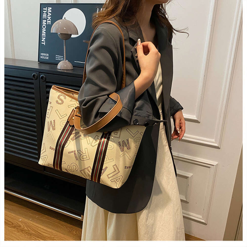 Fabricant de sac de marque de luxe léger Nouvel automne et hiver sous les bras grand fourre-tout niche sac à main capacité épaule unique polyvalente femme