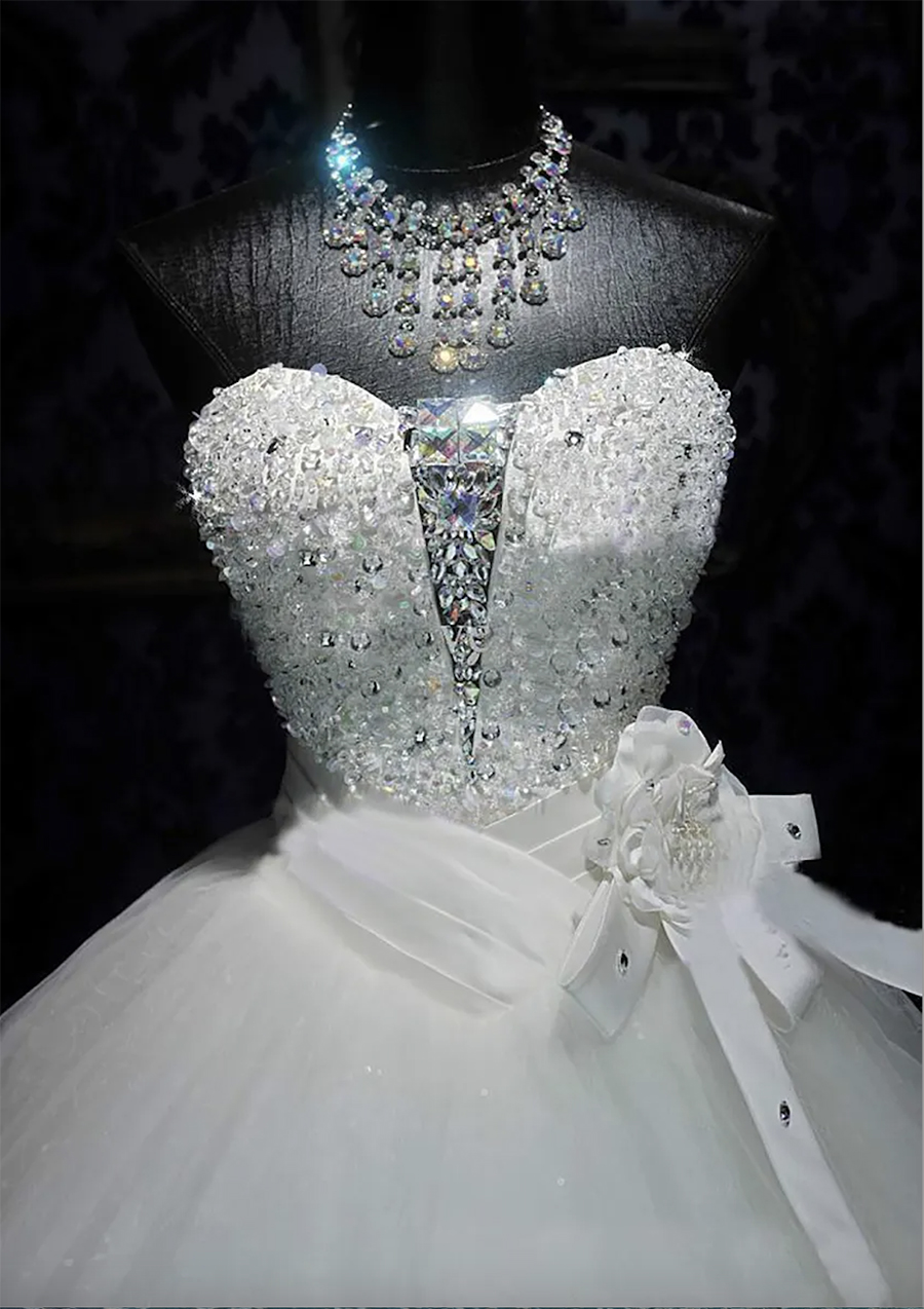 Abiti da sposa con abito da ballo 2024 Abiti da principessa senza spalline con fiori fatti a mano Ricami Appliques Abiti da sposa cattedrale con strass