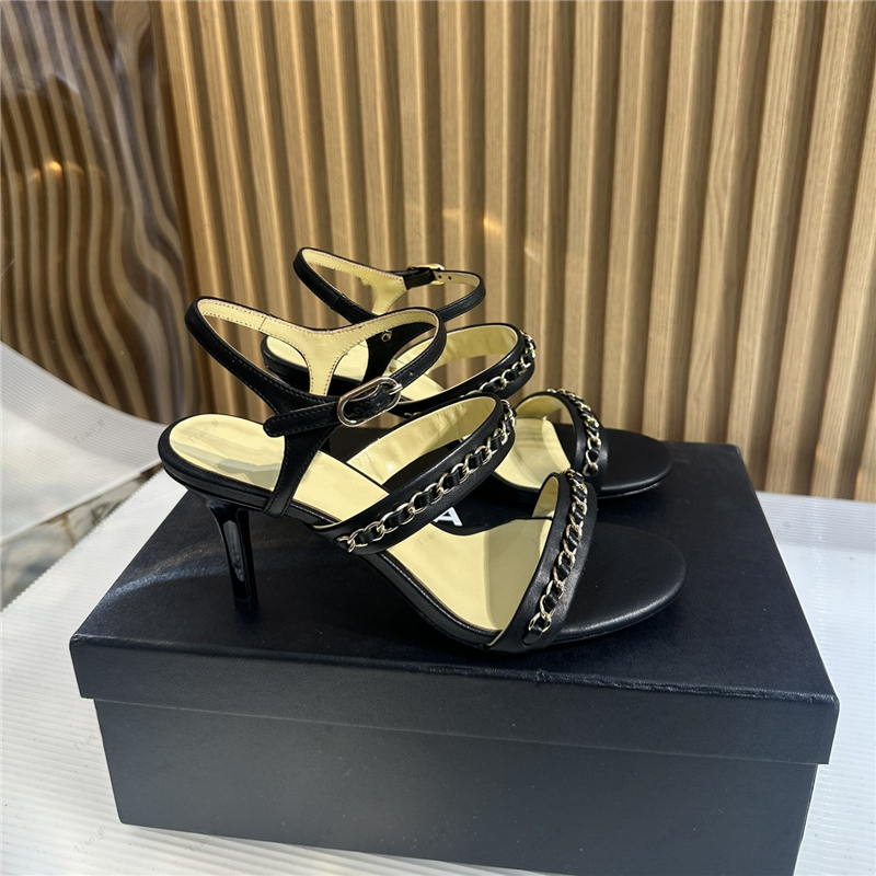 2024 Décolleté da donna di alta qualità Sandali con tacco alto catena di metallo di marca famosa Vera pelle Designer di lusso Moda slingback Gattino tacco da donna Scarpe singole Taglia grande