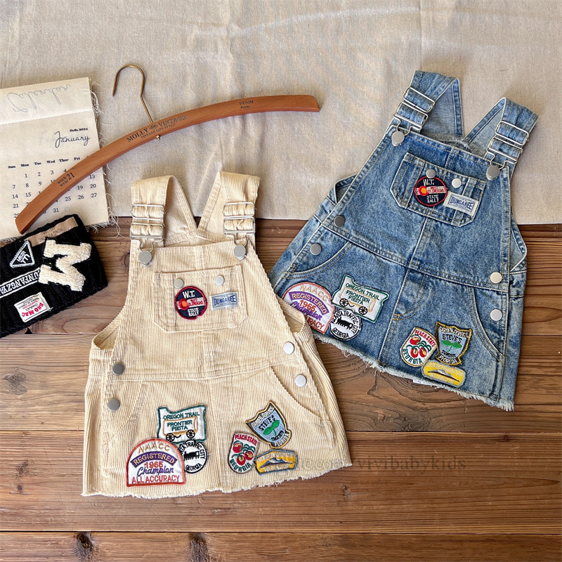 DD Style Girls Denim Suspender Robe Kids Letter Badge Patch Patch Robe en velours Cordire 2024 Spring Children Clothing Z7306