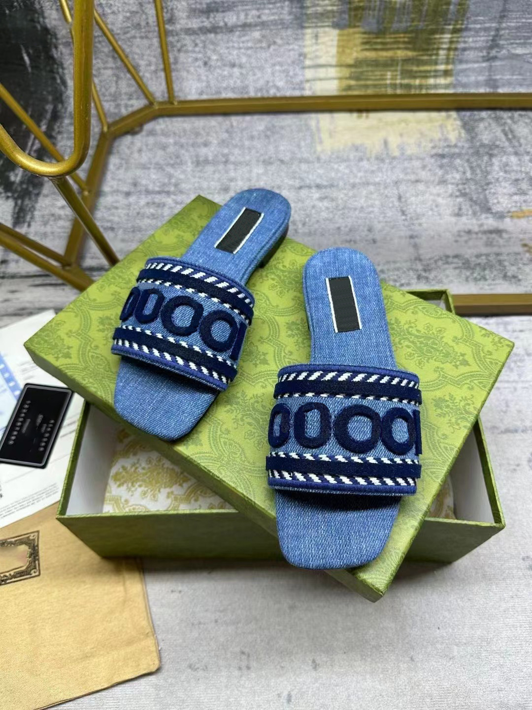 Zapatos de sandalia de estilo europ zapatillas Baotou Baotou Material de cuero de patente Diseño de logotipo triangular Paquete completo Cartas bordadas Mocasins Denim