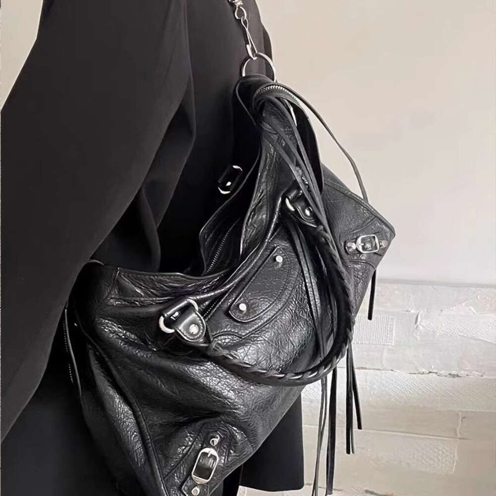 Factory Direct Store Handtas Gratis verzending Veelzijdig en Niche Paris Rivet Motortas Abg Spicy Girl Premium Hoge capaciteit Crossbody met één schouder