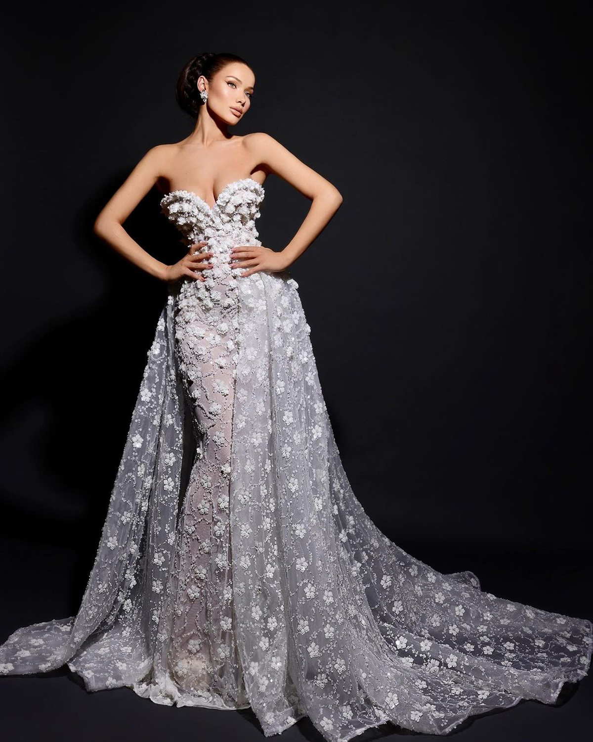 Magnifique dos nu une ligne robe de mariée sans bretelles ourlet détachable perle perles fleur applique balayage étage robes de mariée robe de novia