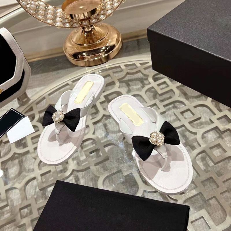 Högkvalitativ kvinnors platt tofflor Summer Designer Läder Fashion Sandals Bow Hotel Bekväma Sandaler Designer Shoe Strap Box