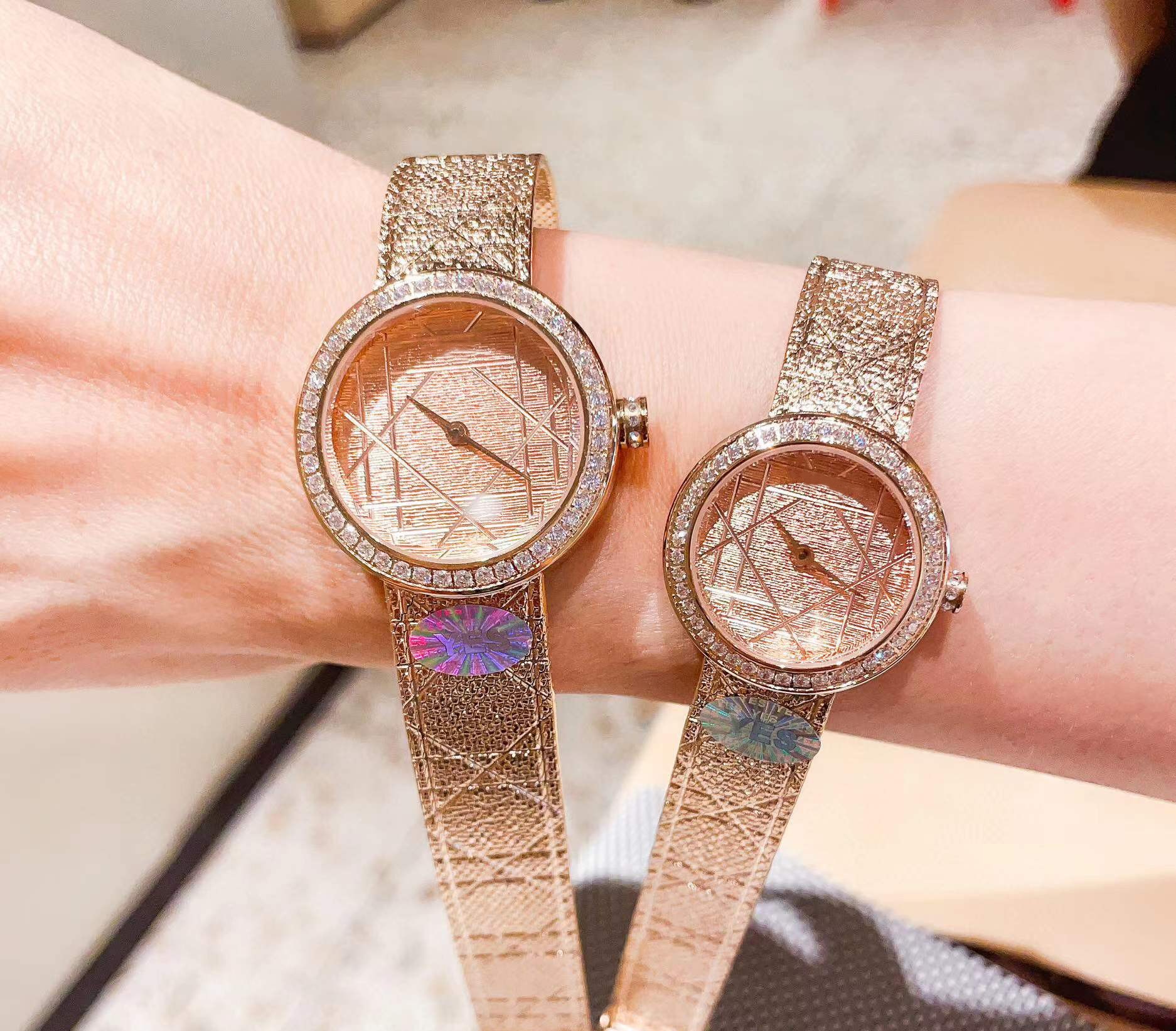 Modische Damen-Uhren mit magnetischer Schnalle, weibliche geometrische Linienuhr, Vintage-Armbanduhr aus Edelstahl mit dünnem Armband, vergoldete Zirkon-Quarzuhr, 25 mm, 30 mm