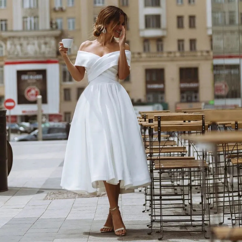 Abiti da sposa moderni in raso bianco A Line Sexy con spalle scoperte pieghettati Plus Size Boho Abiti da sposa da giardino Semplice lunghezza tè pieghettato Abiti da sposa corti CL3416