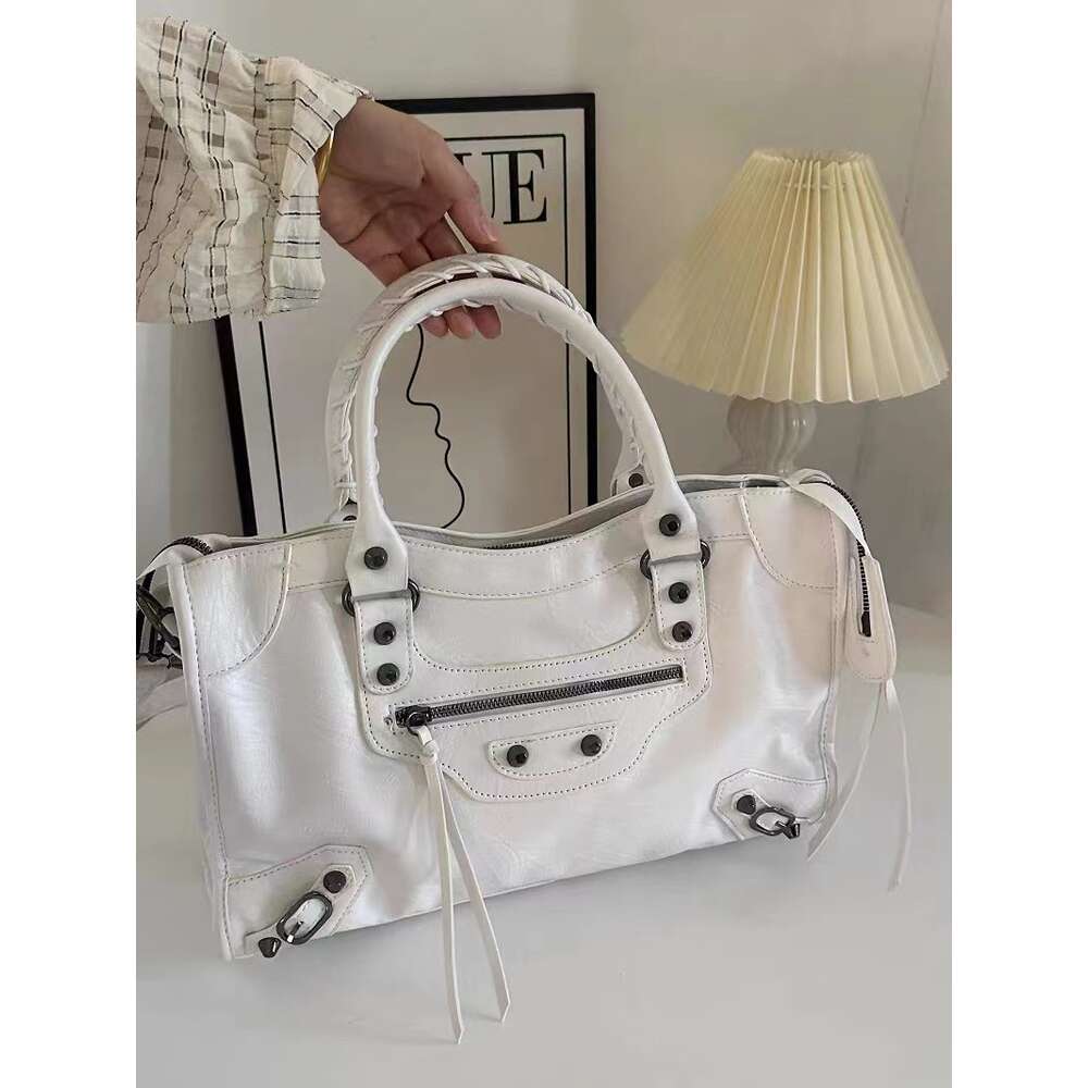 Factory Direct Store Handtas Gratis verzending Veelzijdig en Niche Paris Rivet Motortas Abg Spicy Girl Premium Hoge capaciteit Crossbody met één schouder