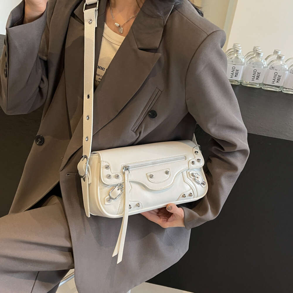 Фабричная нишевая сумка для подмышек с прямой текстурой для женщин, новинка весны 2024, модная и крутая серебряная сумка через плечо на одно плечо