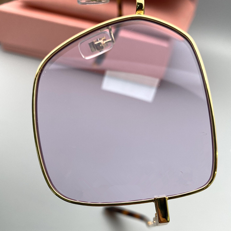 Yeni Desig Kadın Romantik Mor Güneş Gözlüğü HD UV400 Holllow Mektuplar Dekorasyonlu Lens Lens Light Wight Metal Büyük Fullrim Polarize Kahverengi Gözlük 5Y1Goggles Tollet Case